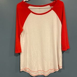 SO red baseball tee size L